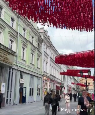 Красные гвоздики — память о крови, пролитой за свободу.