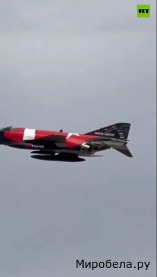 Турецкий F-4E едва не разбился при приземлении — в считанных миллиметрах пронесся над землей во время манёвра!