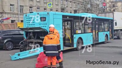 Инцидент на питерских дорогах: когда яма вывела из строя автобус, пассажиры ощутили настоящий стресс и опасность!